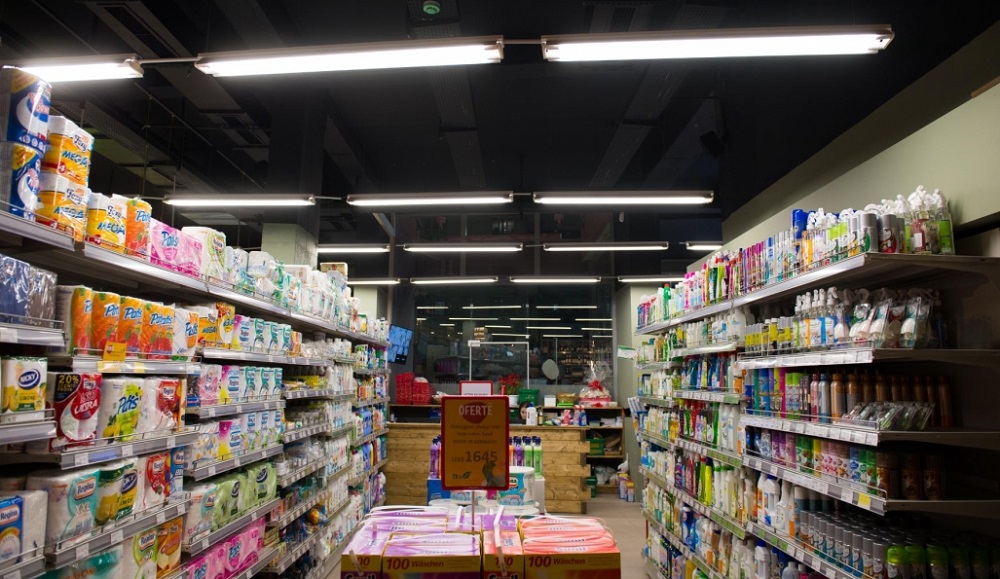Euro godet prodhimin vendas, supermarketet mbushen me mallra importi
